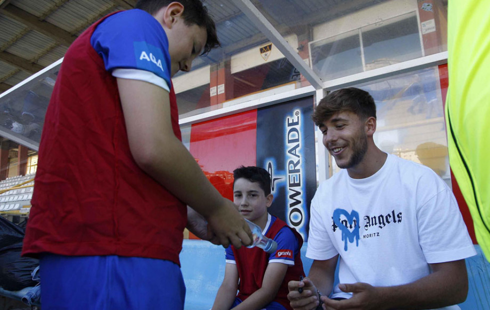 El coruñés Nico González llega a Valencia listo para debutar ante el Girona