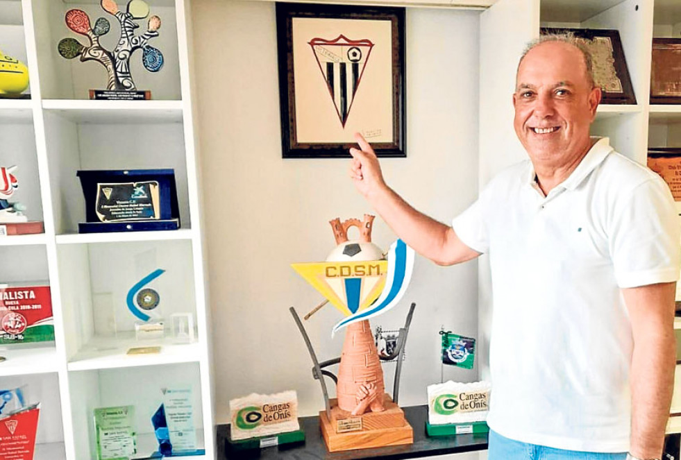 Juan Vázquez, presidente del Victoria CF, posa con el escudo y algunos de los trofeos del club   victoria cf