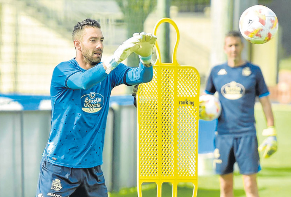 Ian Mackay, durante el entrenamiento de ayer, ante la mirada del preparador de porteros Alberto Casal   alborés