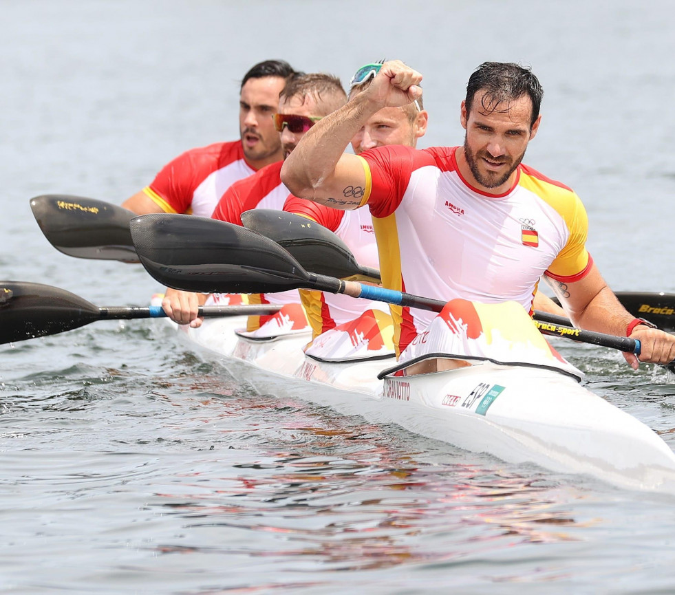 El brigantino Carlos Arévalo y sus compañeros, oro en K4 500